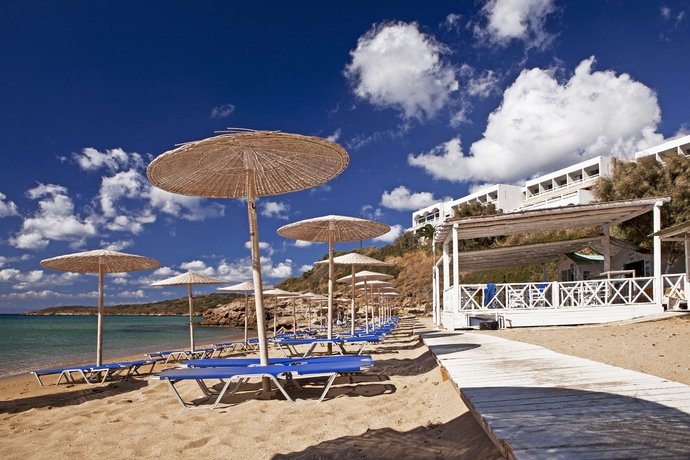 Imagen de los exteriores del Hotel Perrakis. Foto 12