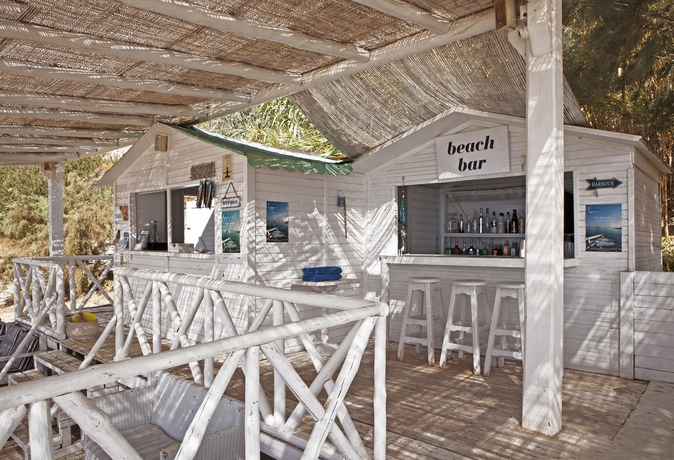 Imagen de los exteriores del Hotel Perrakis. Foto 13