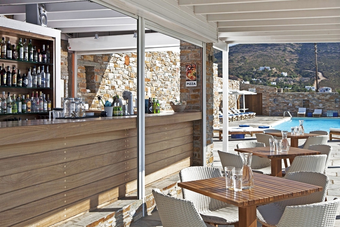 Imagen de la piscina del Hotel Perrakis. Foto 16