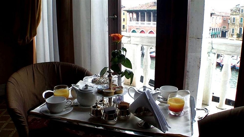Imagen de la habitación del Hotel Pesaro Palace. Foto 4