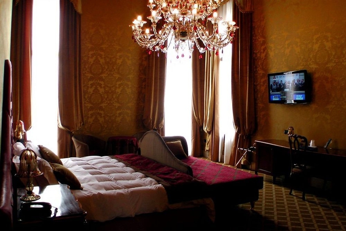 Imagen de la habitación del Hotel Pesaro Palace. Foto 9