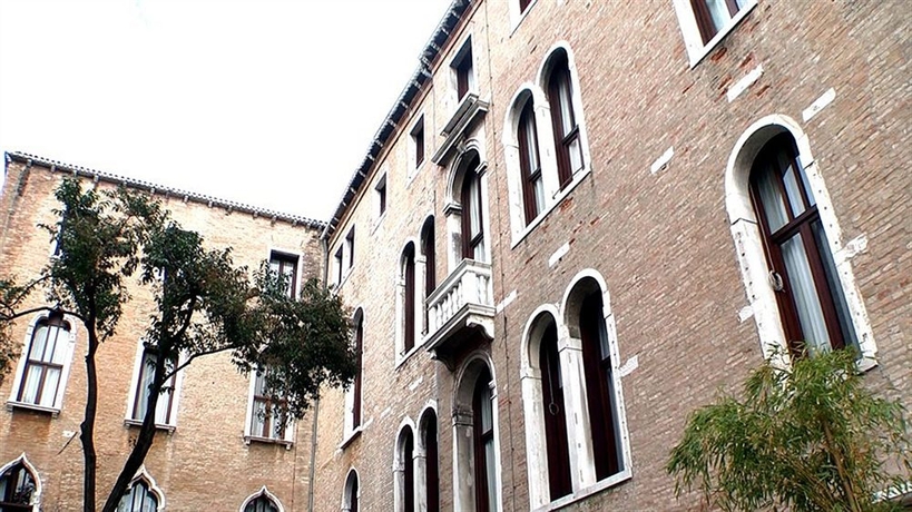 Imagen de los exteriores del Hotel Pesaro Palace. Foto 12