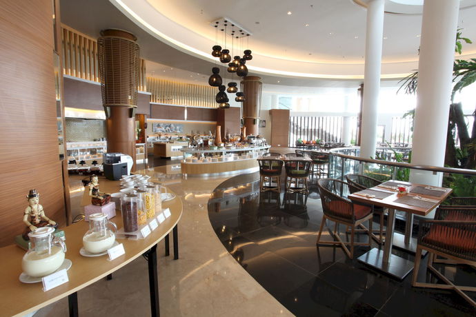 Imagen de la piscina del Hotel Pesona Alam Resort And Spa. Foto 12