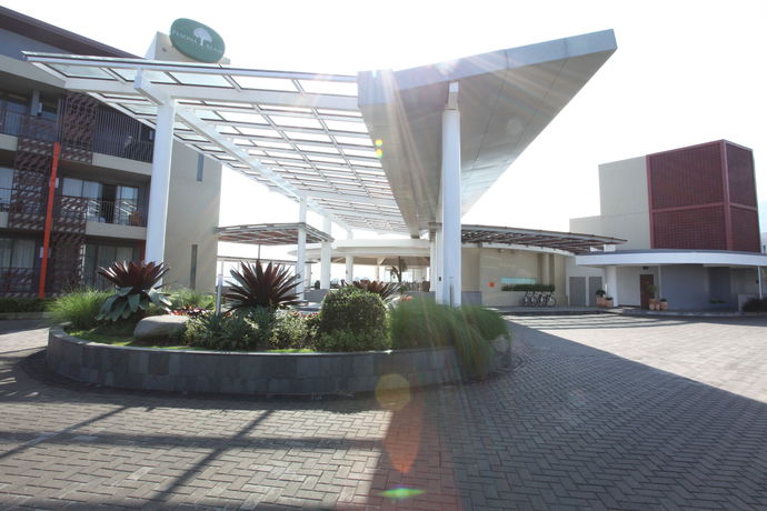 Imagen de la piscina del Hotel Pesona Alam Resort And Spa. Foto 13