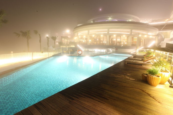 Imagen de la piscina del Hotel Pesona Alam Resort And Spa. Foto 14