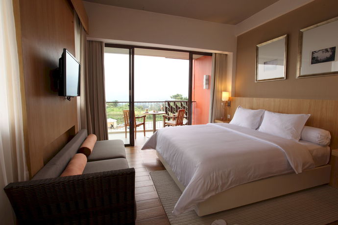 Imagen de la piscina del Hotel Pesona Alam Resort And Spa. Foto 15