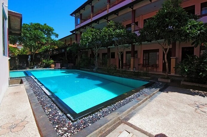 Imagen de la piscina del Hotel Pesona Beach Inn. Foto 35