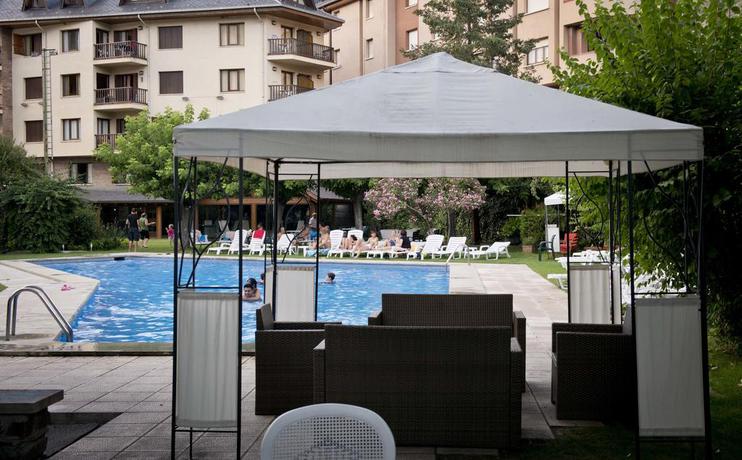 Imagen de la piscina del Hotel Pessets Hotel & Apartamentos. Foto 31
