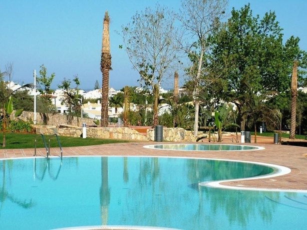 Imagen de la piscina del Hotel Pestana Alvor Park. Foto 14
