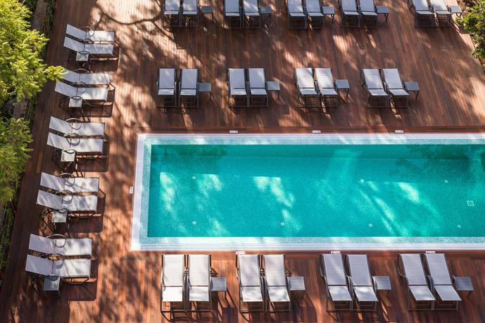 Imagen de la piscina del Hotel Pestana Casino Studios. Foto 9