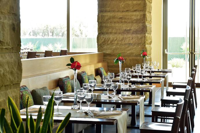 Imagen del bar/restaurante del Hotel Pestana Colombos Premium Club All Inclusive. Foto 3