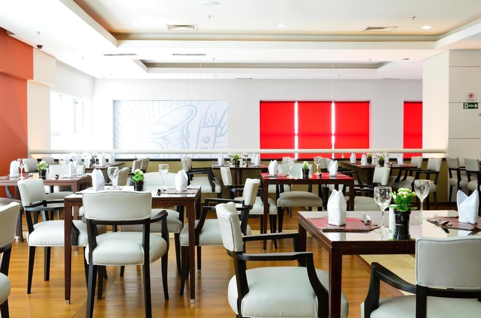 Imagen del bar/restaurante del Hotel Pestana Curitiba. Foto 2