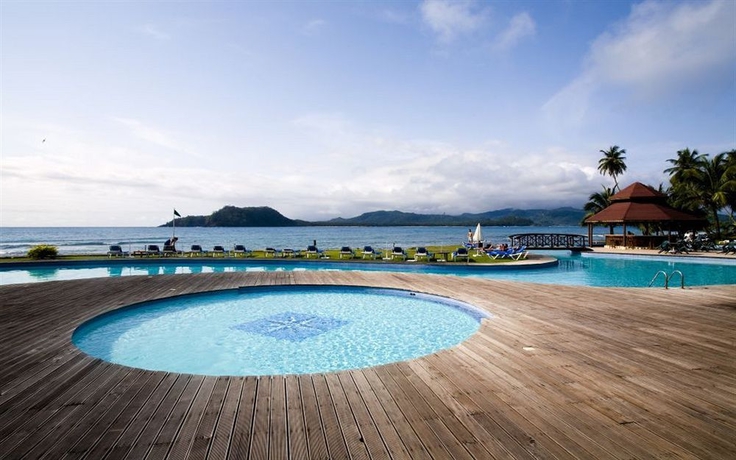 Imagen de la piscina del Hotel Pestana Equador Ilheu das Rolas. Foto 15