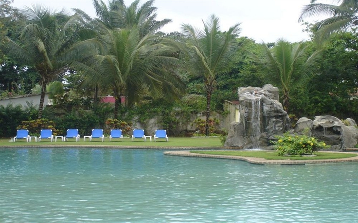 Imagen de la piscina del Hotel Pestana Miramar São Tomé. Foto 13