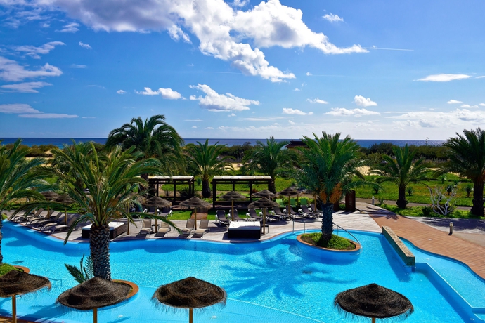 Imagen de los exteriores del Hotel Pestana Porto Santo Premium All Inclusive Beach and SPA Resort. Foto 8