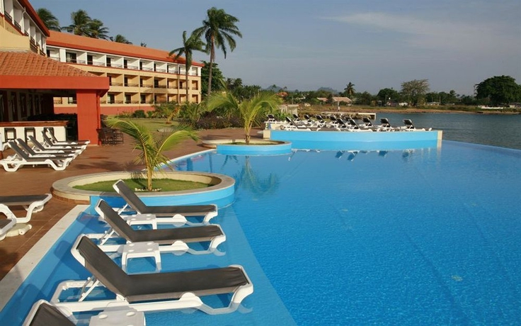 Imagen de la piscina del Hotel Pestana São Tomé. Foto 14