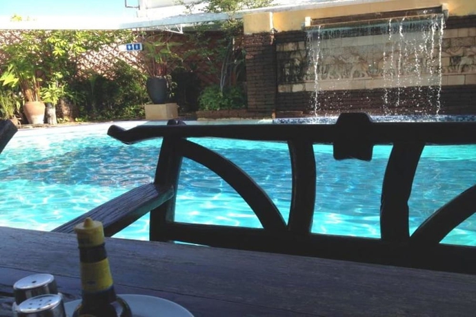 Imagen de la piscina del Hotel Petchkasem Grand. Foto 18