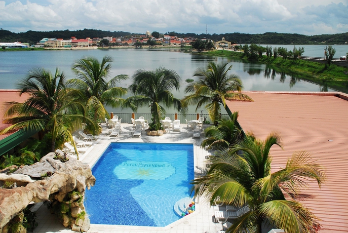 Imagen de la piscina del Hotel Peten Esplendido and Conference Center. Foto 15
