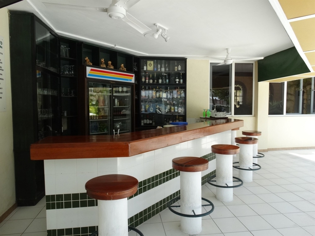 Imagen de la piscina del Hotel Peten Esplendido and Conference Center. Foto 16