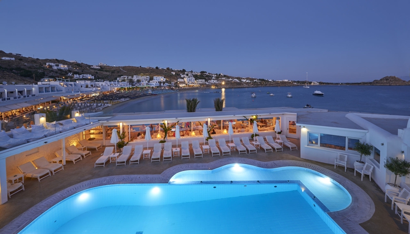 Imagen de la piscina del Hotel Petinos Beach. Foto 16