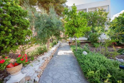 Imagen de los exteriores del Hotel Petit Garden by Flacalco. Foto 9