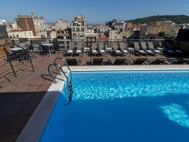 Imagen de la piscina del Hotel Petit Palace Eixample. Foto 13