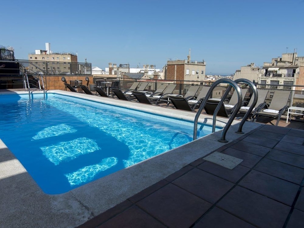 Imagen de la piscina del Hotel Petit Palace Eixample. Foto 14