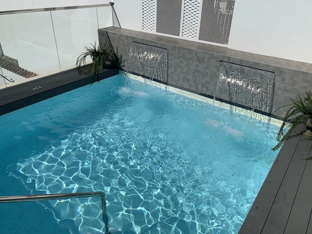 Imagen de la piscina del Hotel Petit Palace La Campana. Foto 16