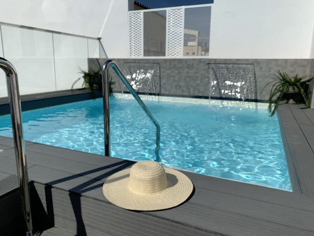 Imagen de la piscina del Hotel Petit Palace La Campana. Foto 18