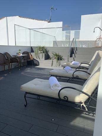 Imagen de la piscina del Hotel Petit Palace La Campana. Foto 19