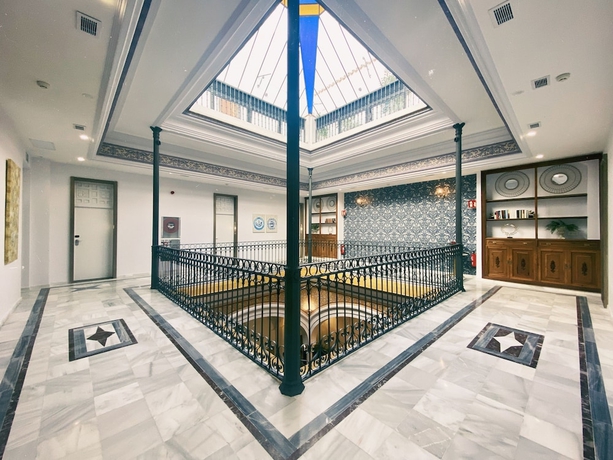 Imagen de los interiores del Hotel Petit Palace La Campana. Foto 13