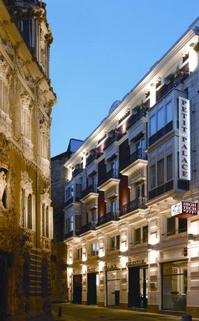 Imagen de los exteriores del Hotel Petit Palace Plaza De La Reina. Foto 8
