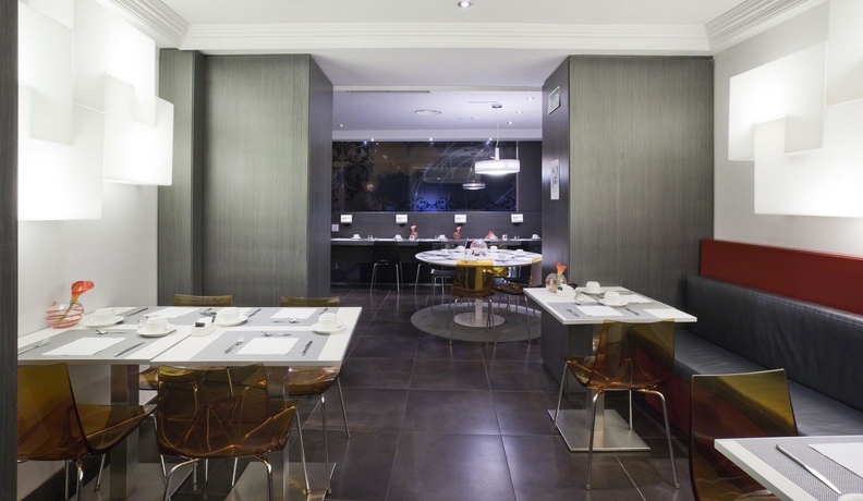 Imagen del bar/restaurante del Hotel Petit Palace Puerta de Triana. Foto 2