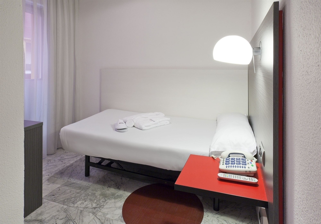 Imagen de la habitación del Hotel Petit Palace Puerta de Triana. Foto 11