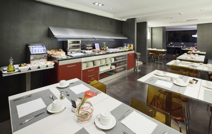 Imagen del bar/restaurante del Hotel Petit Palace Puerta de Triana. Foto 6