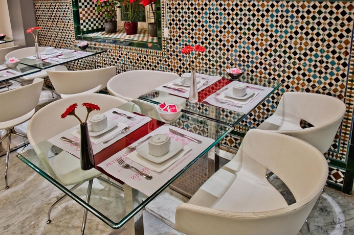 Imagen del bar/restaurante del Hotel Petit Palace Santa Cruz. Foto 2