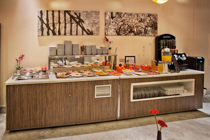 Imagen del bar/restaurante del Hotel Petit Palace Santa Cruz. Foto 5