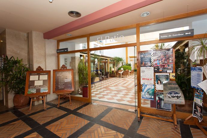 Imagen de los interiores del Hotel Petit Palace Santa Mar&iacute;a. Foto 20
