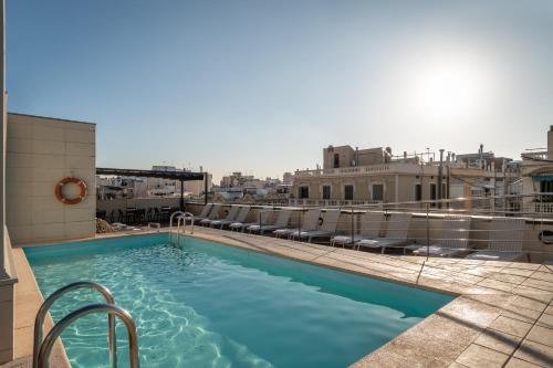 Imagen de la piscina del Hotel Petit Palace Trencadís. Foto 8