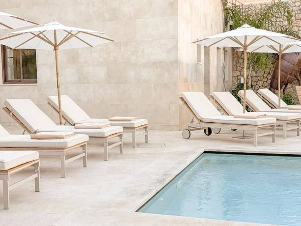 Imagen de la piscina del Hotel Petit Paris. Foto 9