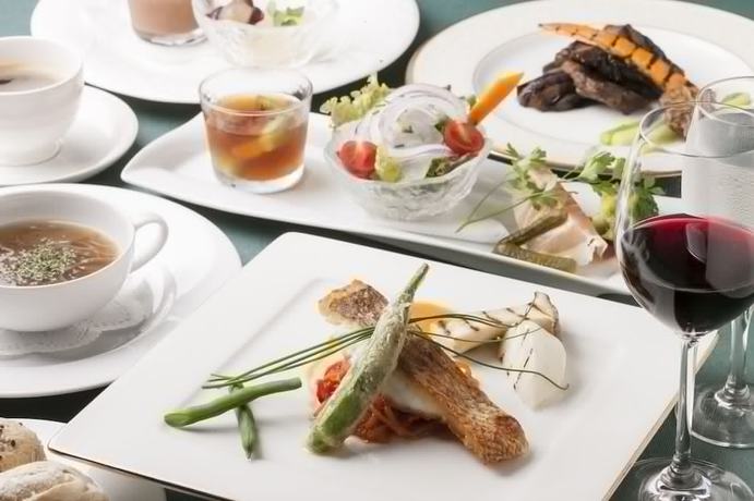 Imagen del bar/restaurante del Hotel Petit and Restaurant Old Age. Foto 6