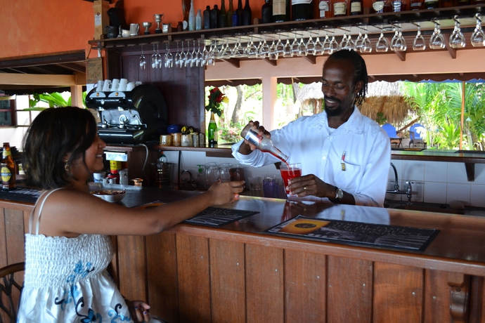 Imagen de la piscina del Hotel Petite Anse. Foto 15
