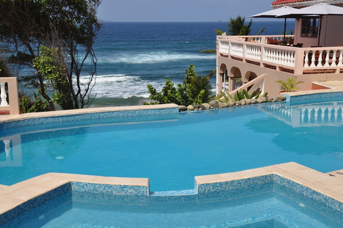 Imagen de la piscina del Hotel Petite Anse. Foto 16