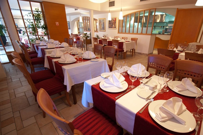 Imagen del bar/restaurante del Hotel Petka. Foto 5