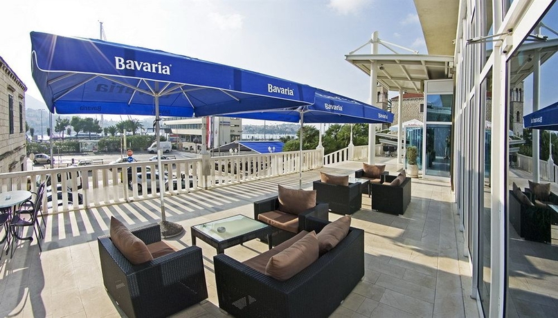 Imagen de los exteriores del Hotel Petka. Foto 10