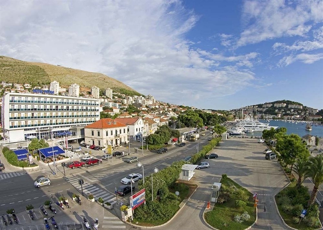 Imagen de los exteriores del Hotel Petka. Foto 11