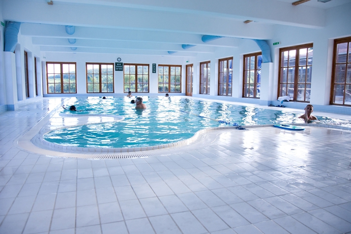 Imagen de la piscina del Hotel Petneh&aacute;zy. Foto 11