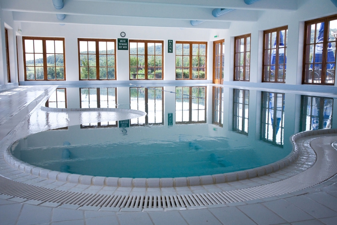 Imagen de la piscina del Hotel Petneh&aacute;zy. Foto 12
