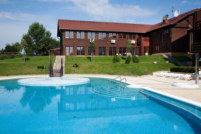 Imagen de la piscina del Hotel Petneh&aacute;zy. Foto 13