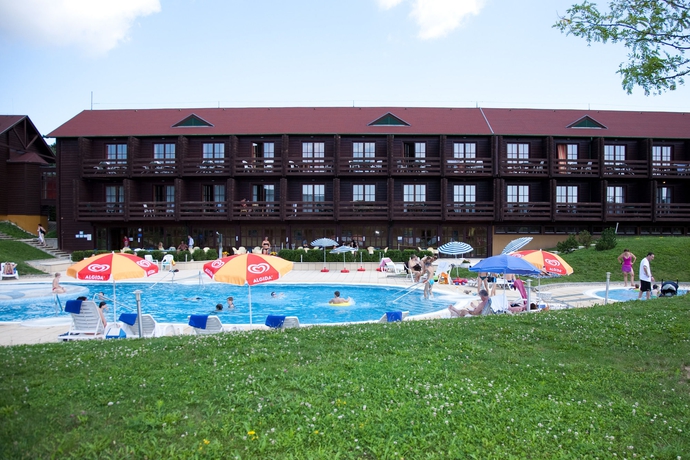 Imagen de la piscina del Hotel Petneh&aacute;zy. Foto 14
